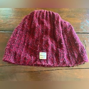 Madewell burgundy slouchy knit beanie, gently worn. Some fuzzies/ signs of wear